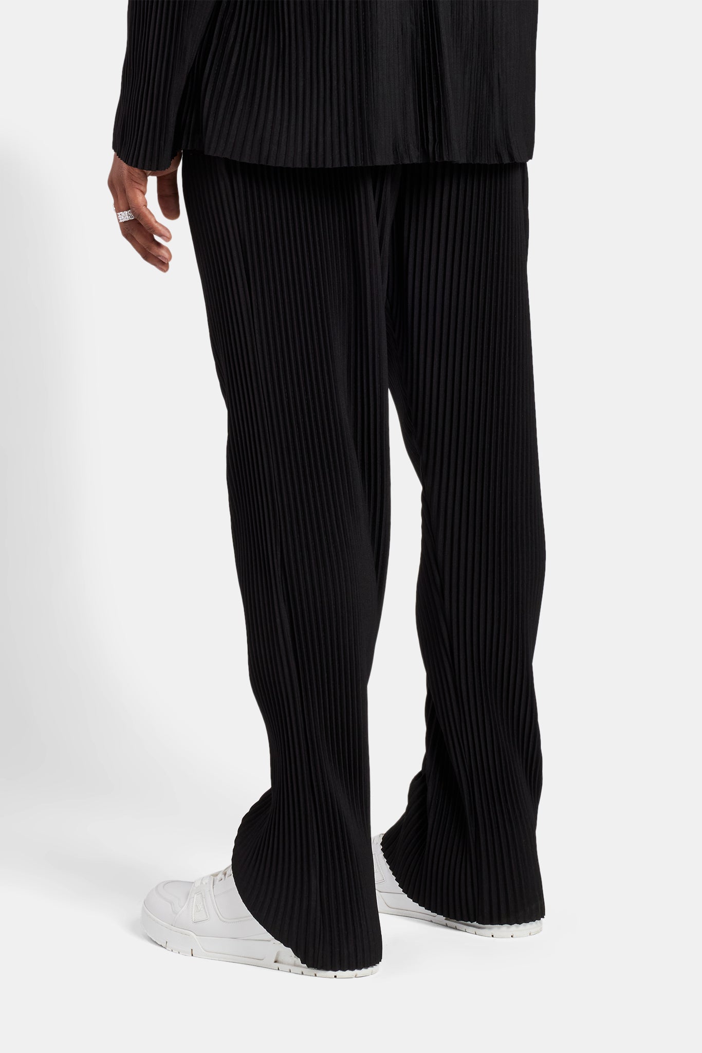 Relaxed Pleated Trouser - Black | Mens Bottoms | Shop Trousers at  CERNUCCI.COM – Cernucci